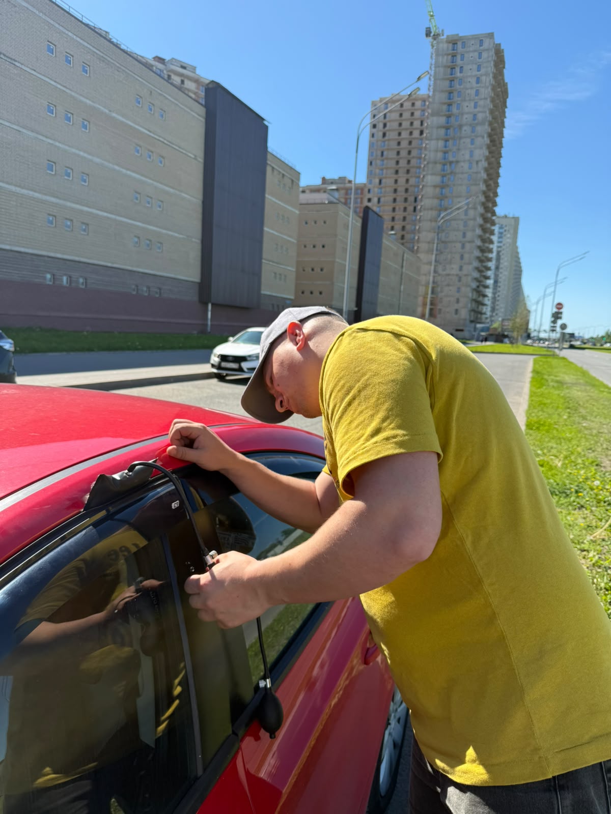 Аварийное вскрытие автомобиля мастером в Красное Село